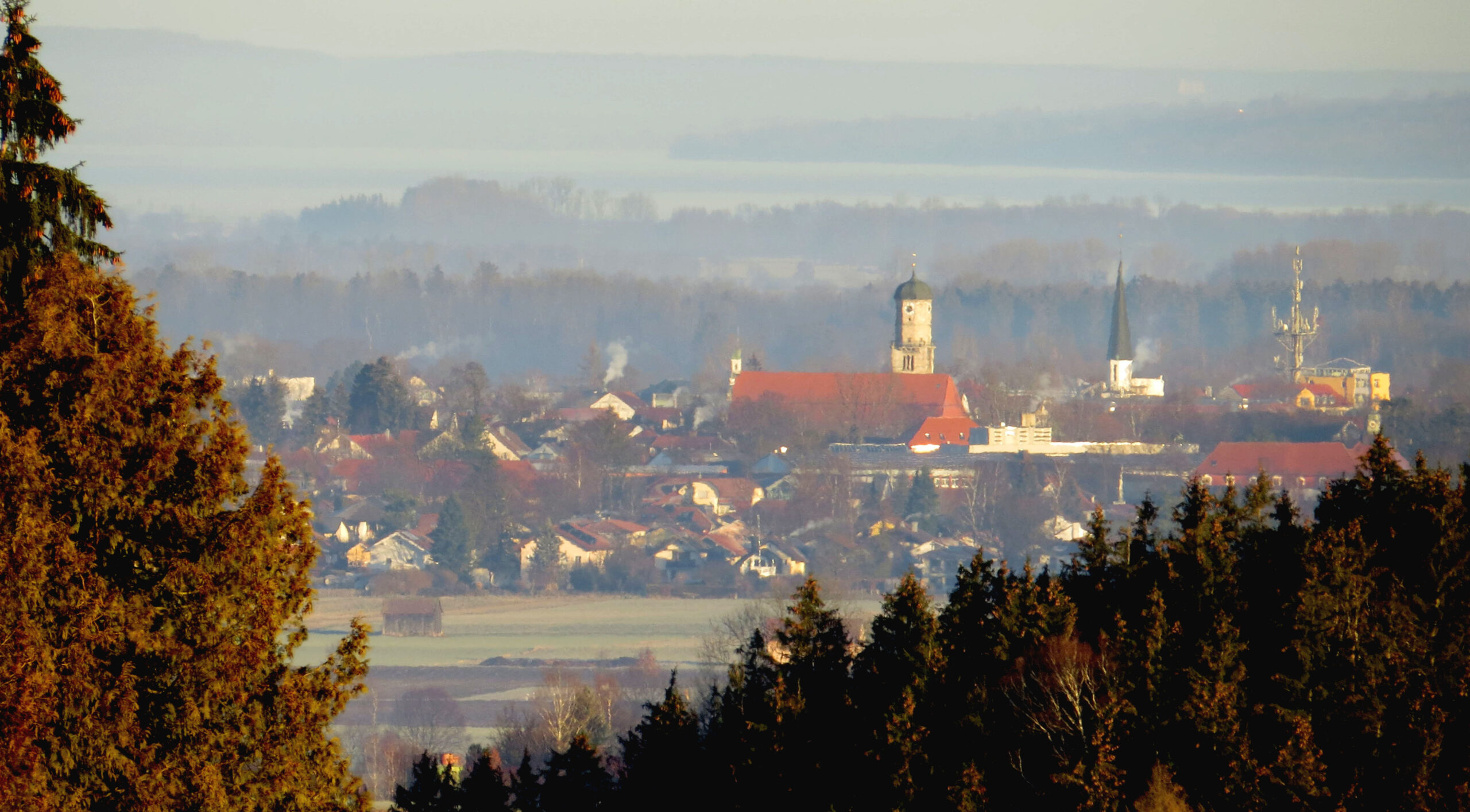 Ein Blick auf die Stadt Weilheim zwischen zwei Bergen